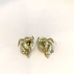 🍄 Vintage Cora Clip On Earnings